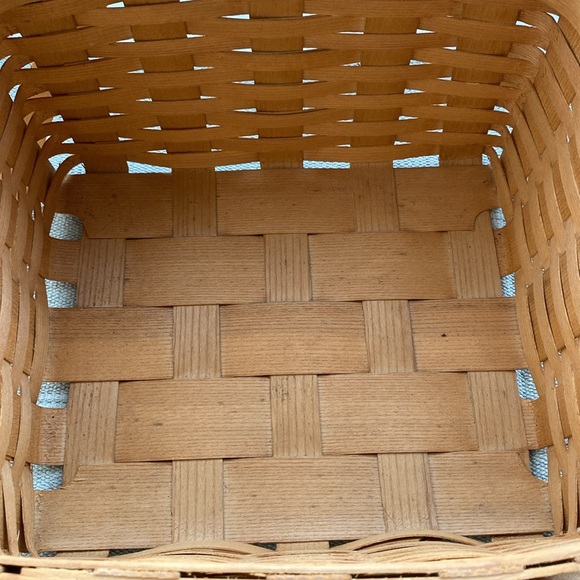 Peterboro Two-Pie Basket with Solid Lid and Tray - Picture 10 of 12